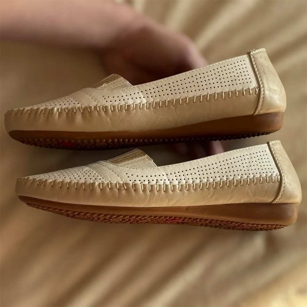 GND White and Tan Loafers Flats Size 7